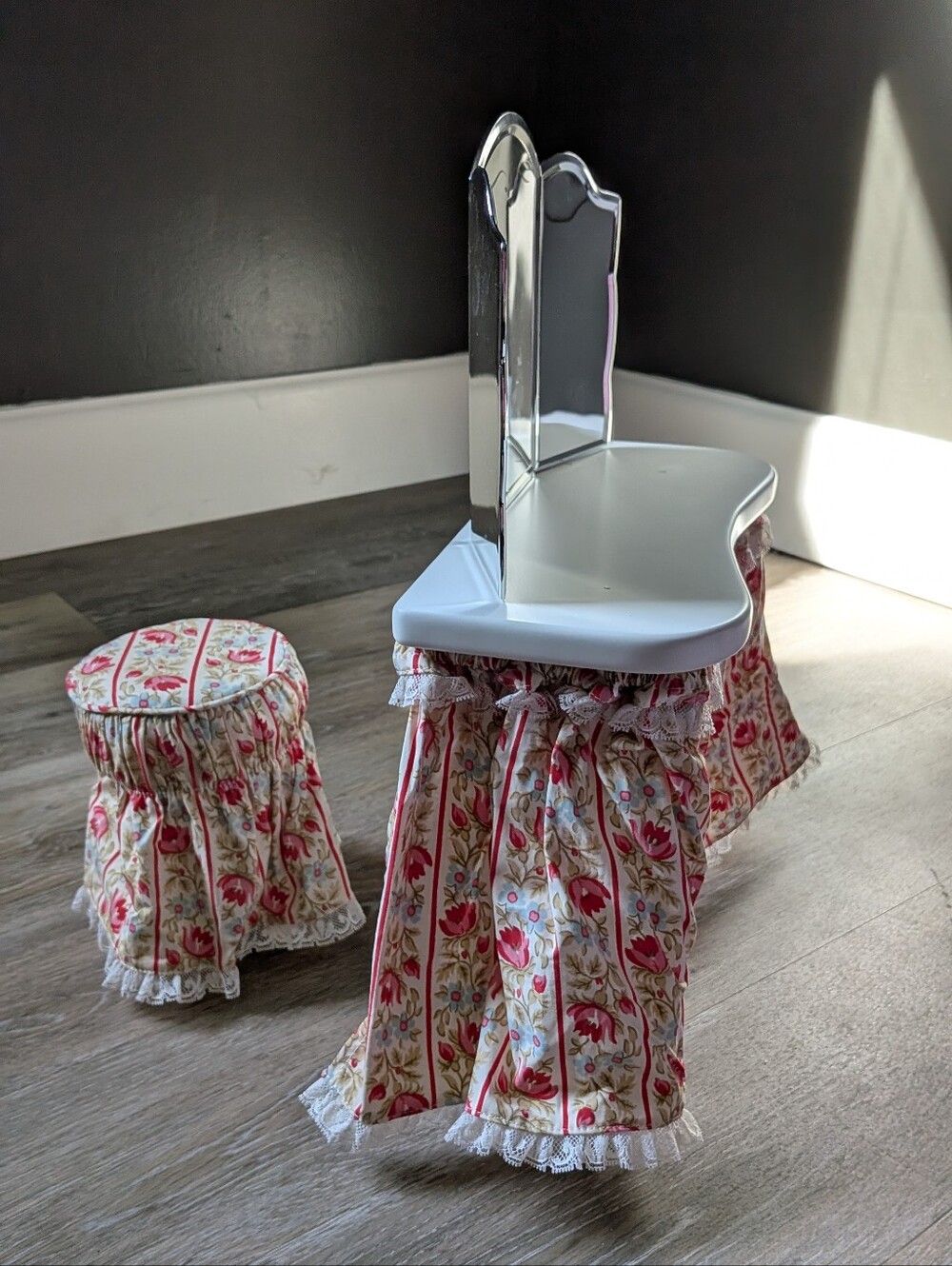 American Girl Molly's Vanity Table Pink and Cream Floral Vanity Set with Mirror - Picture 4 of 14